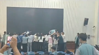“家长跪地，学生轮流踩过去”？涉事学校致歉