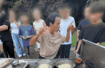 “鸡排哥”火了后，“晓华们”何以长青