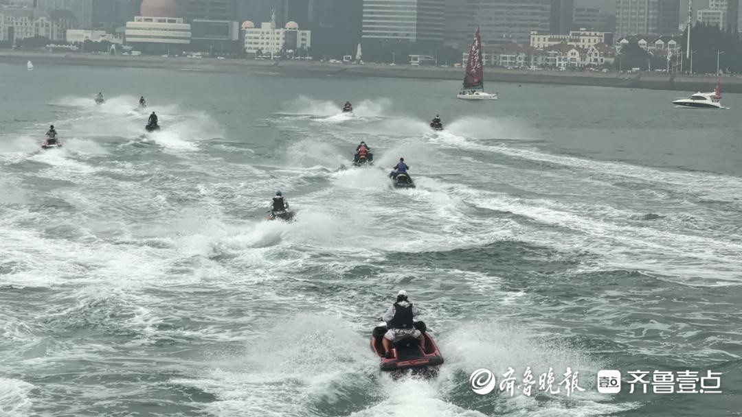 最小的才13岁！20名“摩托艇骑士”骑行青岛最美海岸线