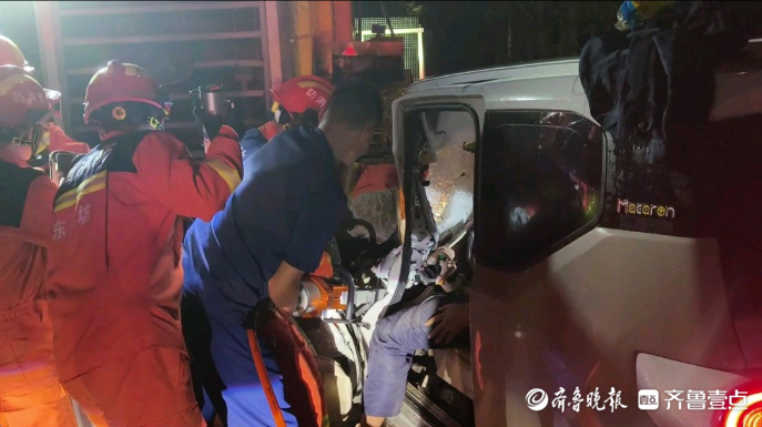 果然视频|小车与装载机发生事故，消防员扩张作业救出被困男子