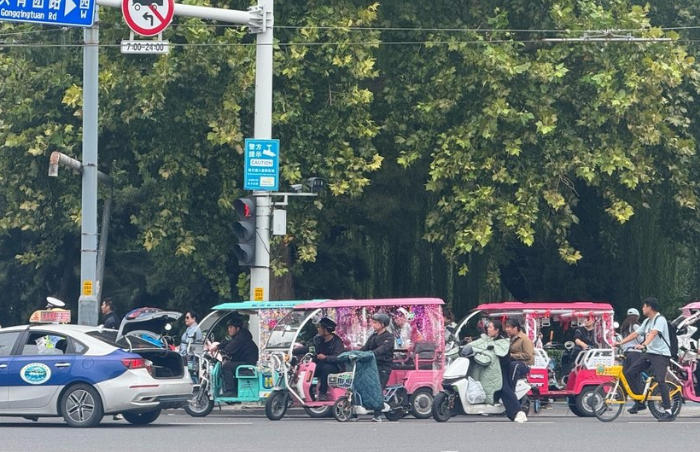 国庆中秋假期,花车再次在济南景区周边扎堆,其漫天要价、违规行驶等问题,不仅损害游客体验,更影响着城市的形象。尽管历经十余年地多次整治,如今的花车仍然继续与管理者上演“游击战”。花车该如何整治?该如何形成长效的管理机制?花车又该何去何从?