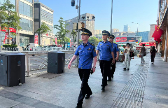 1.7万名环卫工给美景增色，“城管蓝”双节坚守岗位不放松