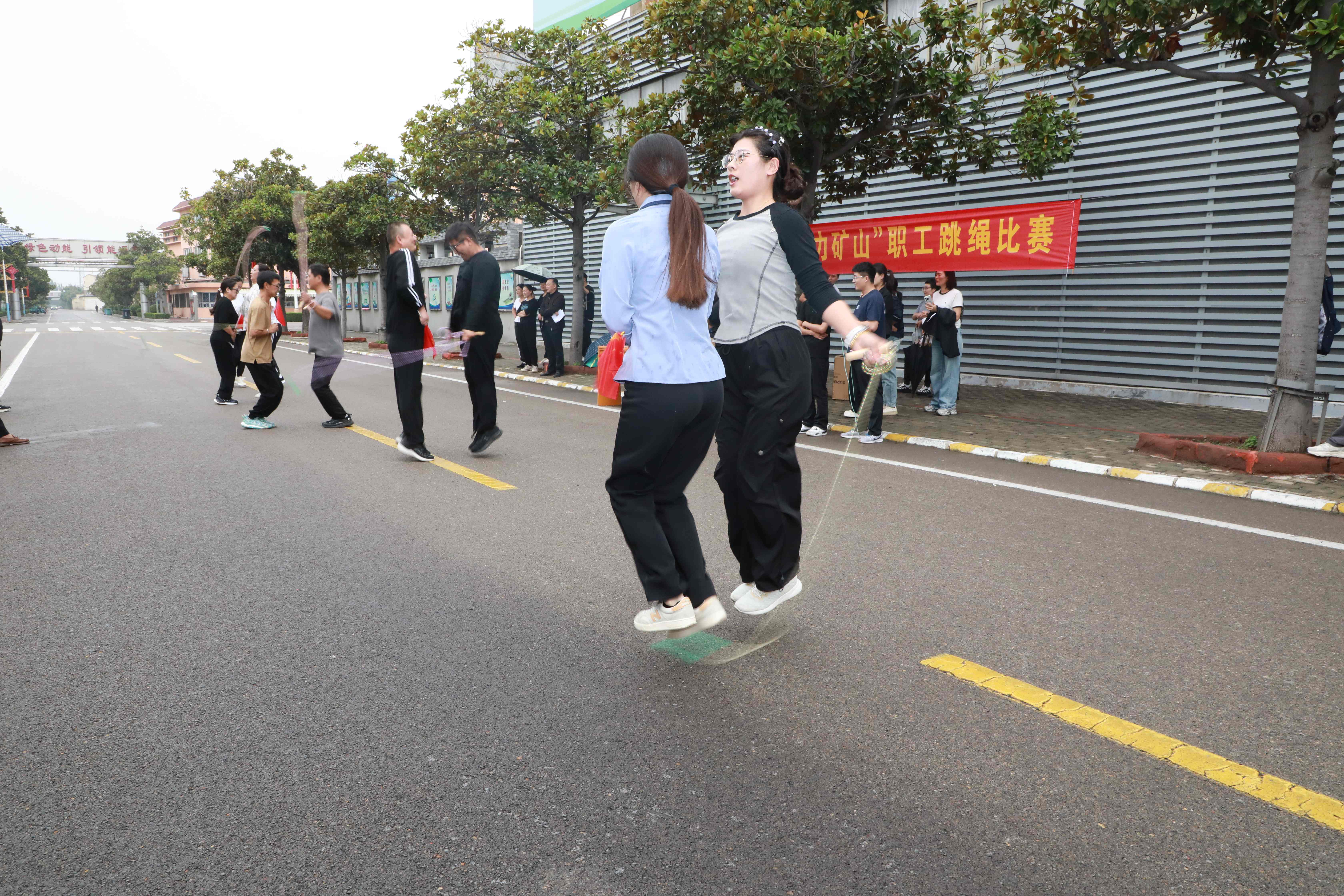 山东能源柴里煤矿跳绳比赛燃爆了！这些高手秒变“人形弹簧”