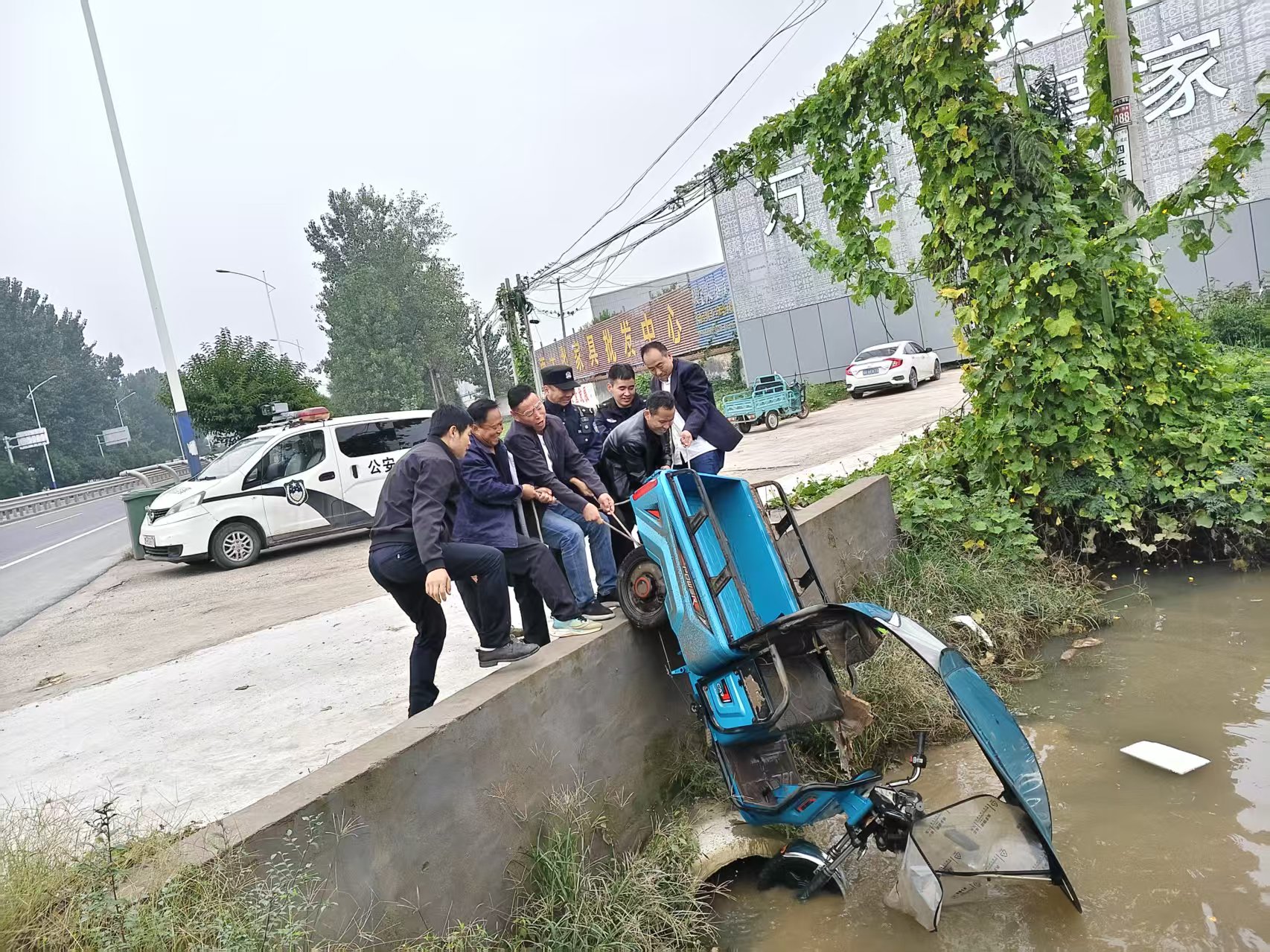 【节日我在岗】 巨野民警紧急救援 倾力打捞落水车获赞誉