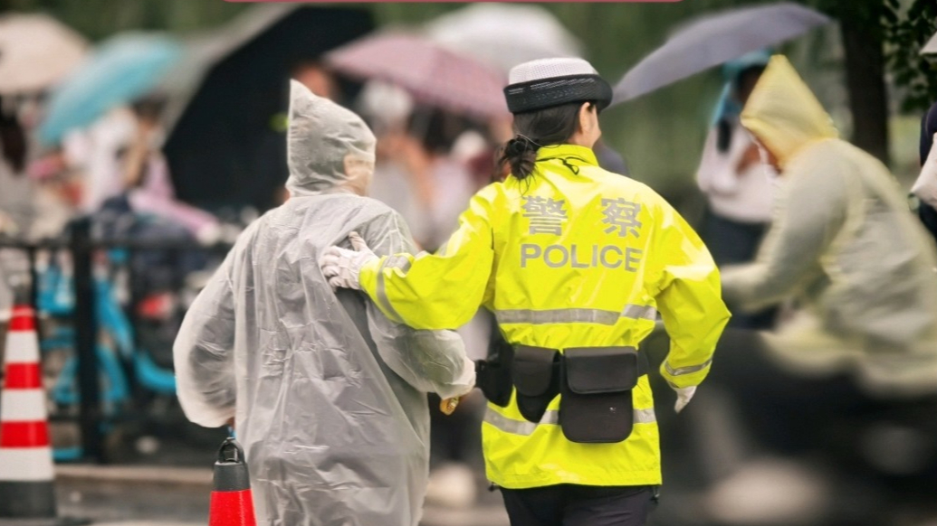 情报站|温情守护！济南交警雨中执勤疏导交通，成为一道靓丽风景