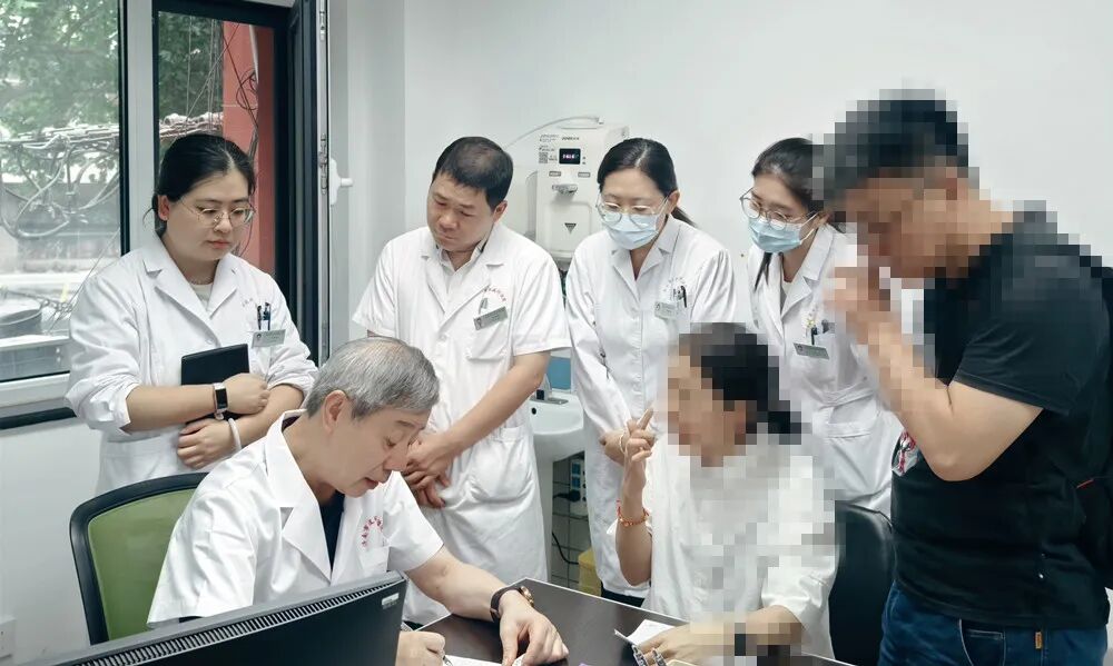 10月11日，中国医学科学院皮肤病医院孙建方教授至济南会诊