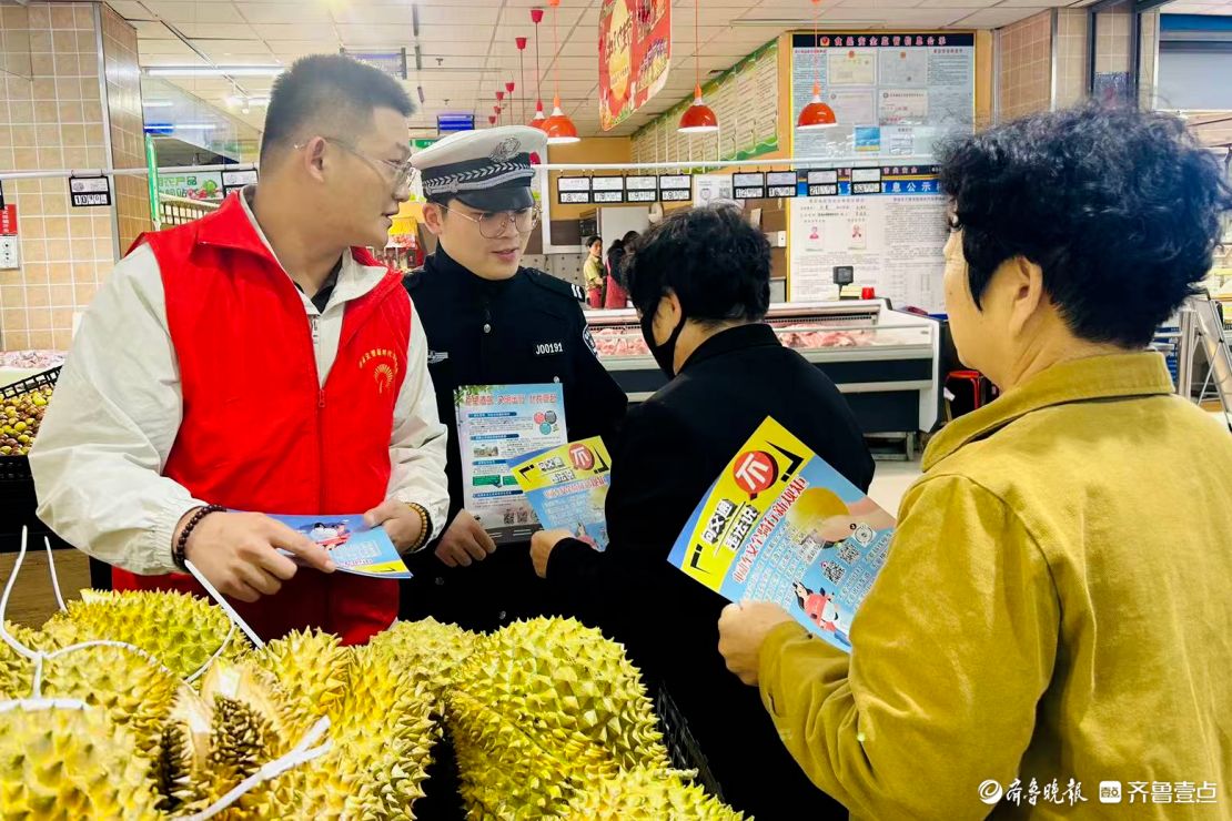莘县：交通安全宣传进超市 共话安全零距离