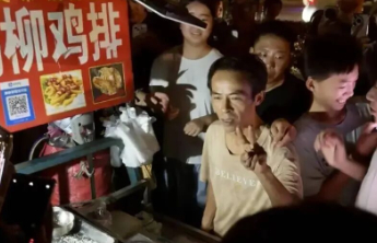 “鸡排哥”带动一座城，人们在围观什么
