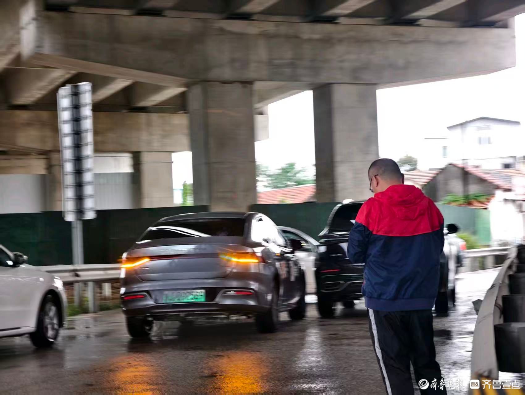 情报站|雨天出行注意安全！泰安高架桥下两车剐蹭，所幸无人受伤
