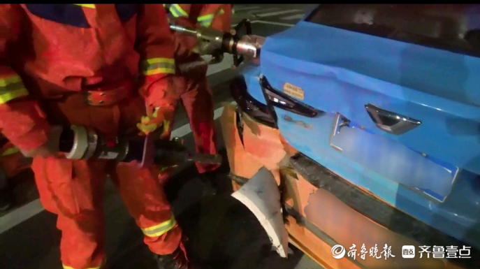果然视频|出租车被追尾致后备箱变形，消防员破拆取出乘客行李