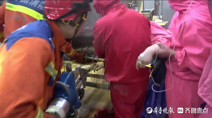 果然视频|男子不慎被机器“咬”住手，消防员到场及时化解