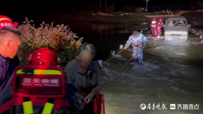 果然视频|面包车涉水过桥突然熄火，消防员紧急救援