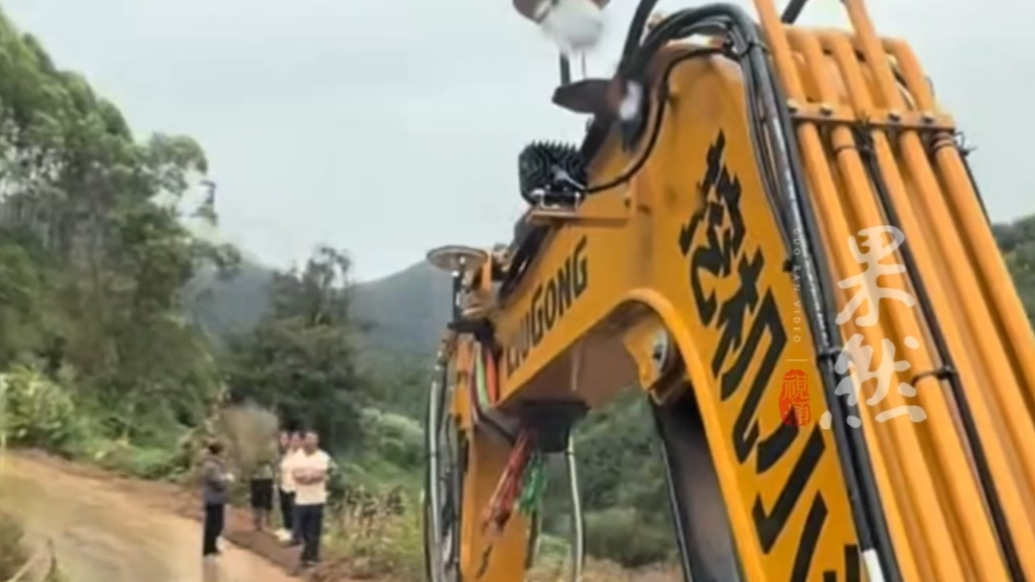 果然视频｜当开挖机旅行变为道路救援，一铲一土打通乡村小路