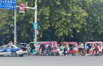 不能眼睁睁地看着花车乱跑，束手无策