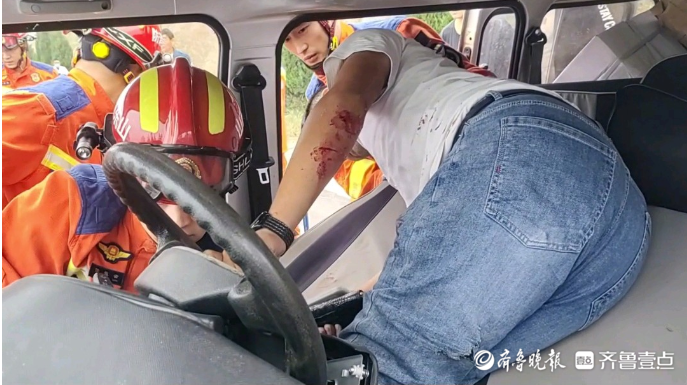 果然视频|两车发生事故致一人被困，消防员紧急到场救援