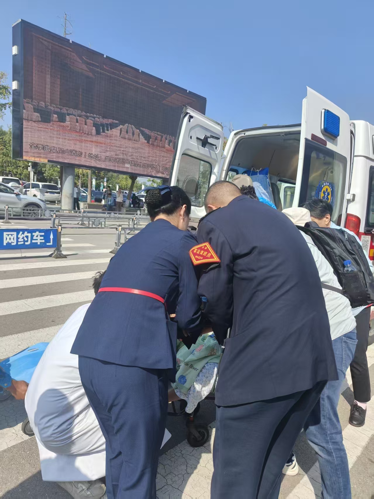 曲阜东站“爱心护航”：轮椅旅客转乘的暖心之旅