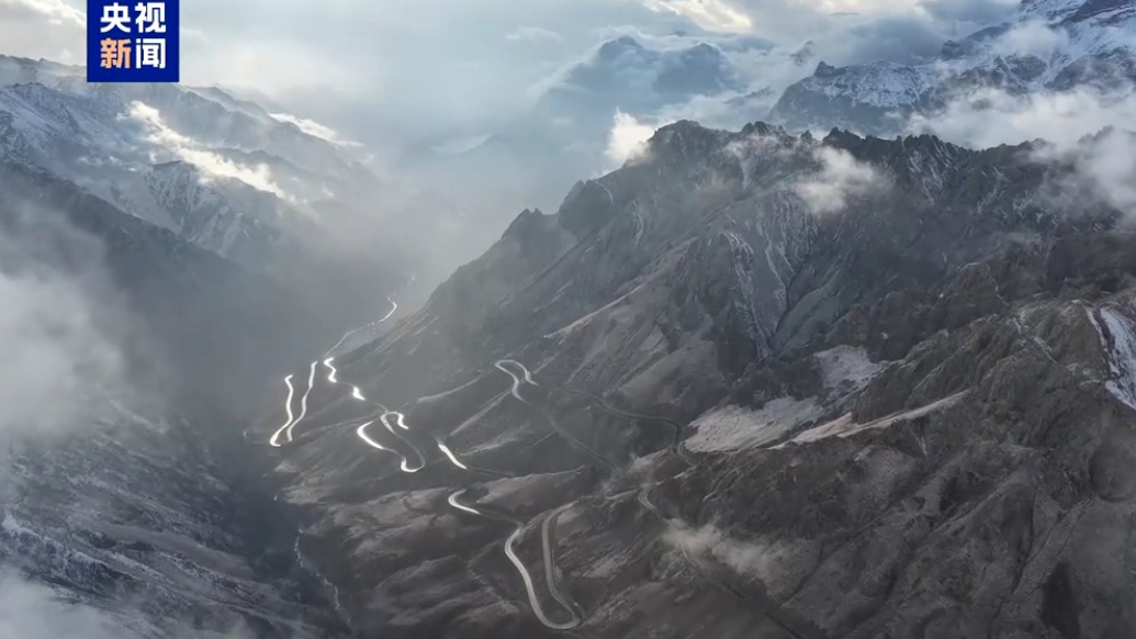 独库公路迎降雪，无人机视角欣赏静谧美景