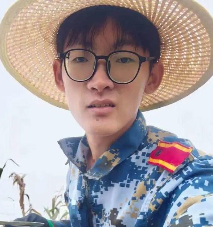 大学生国庆回村掰玉米走红，带货质疑是消解流量善意