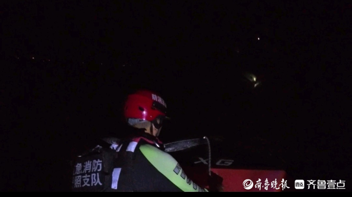 果然视频|游客赶海不慎被困礁石上，消防员驾艇施救