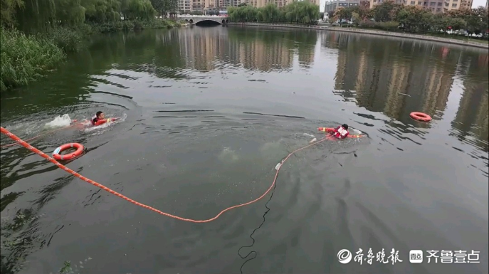 果然视频|老人不慎落水，两名消防员紧急下水救援