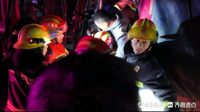 果然视频|两车追尾致一人被困，消防员到场破拆施救