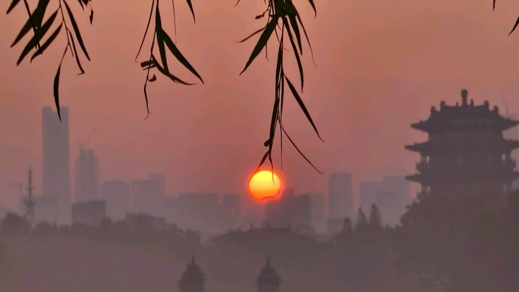 天气情报站|水天一色！济南大明湖日出美如画，波光粼粼别有韵味