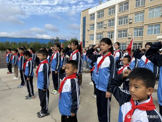 广平镇麻庄小学举行2025年少先队入队仪式