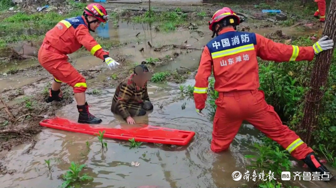 果然视频|老人不慎陷入泥潭，消防员紧急出动救援