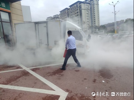 突发！货车自燃冒浓烟，泰安农行人火速处置获锦旗