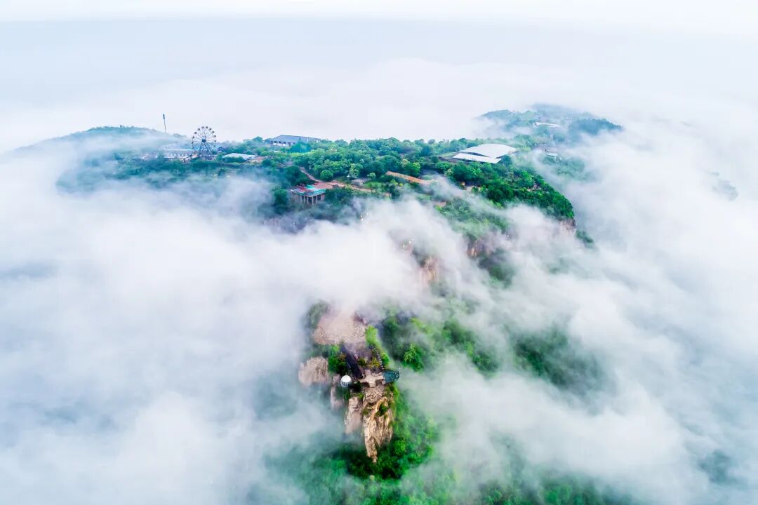 金秋到天上王城景区“开盲盒”：雨天如梦如幻，晴天邂逅湛蓝