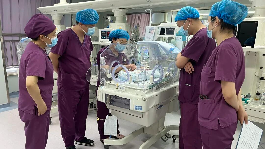 超早产儿96天闯关成功，淄博680g“掌心宝宝”平安出院