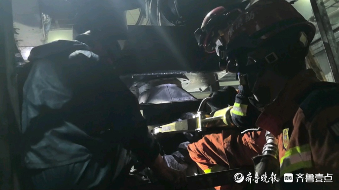 果然视频|男子不慎被机器“咬”住手臂，众人合力拆机施救
