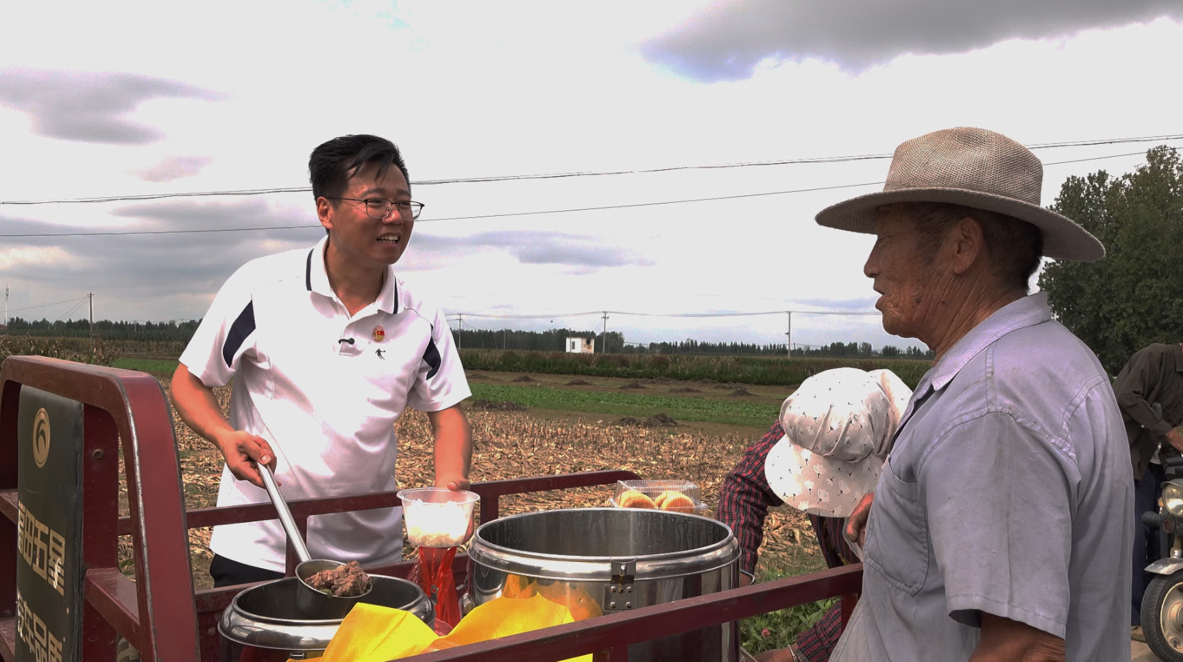临沂这位村书记，连续一个月免费将热乎饭给抢收村民送到田间地头