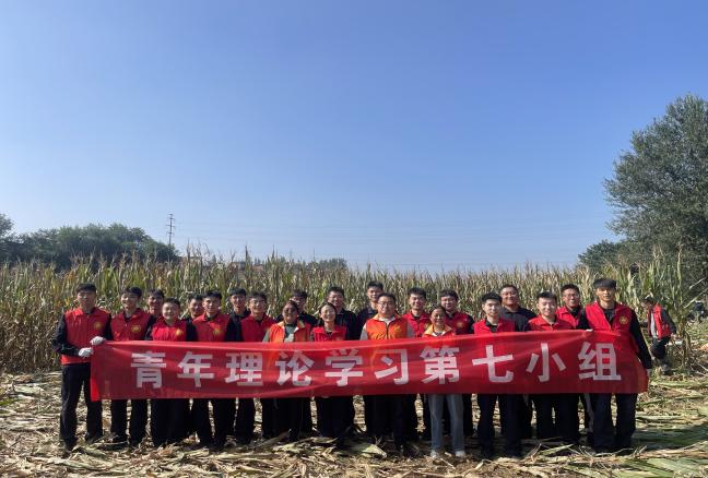 田间藏蓝暖人心！山东司法警官职业学院帮农户抢收玉米保收成