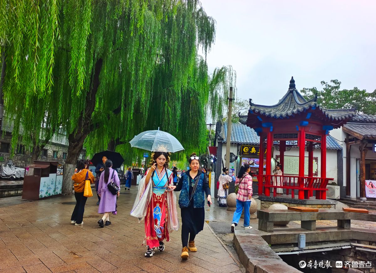 秋风细雨中，大明湖景色靓丽迷人