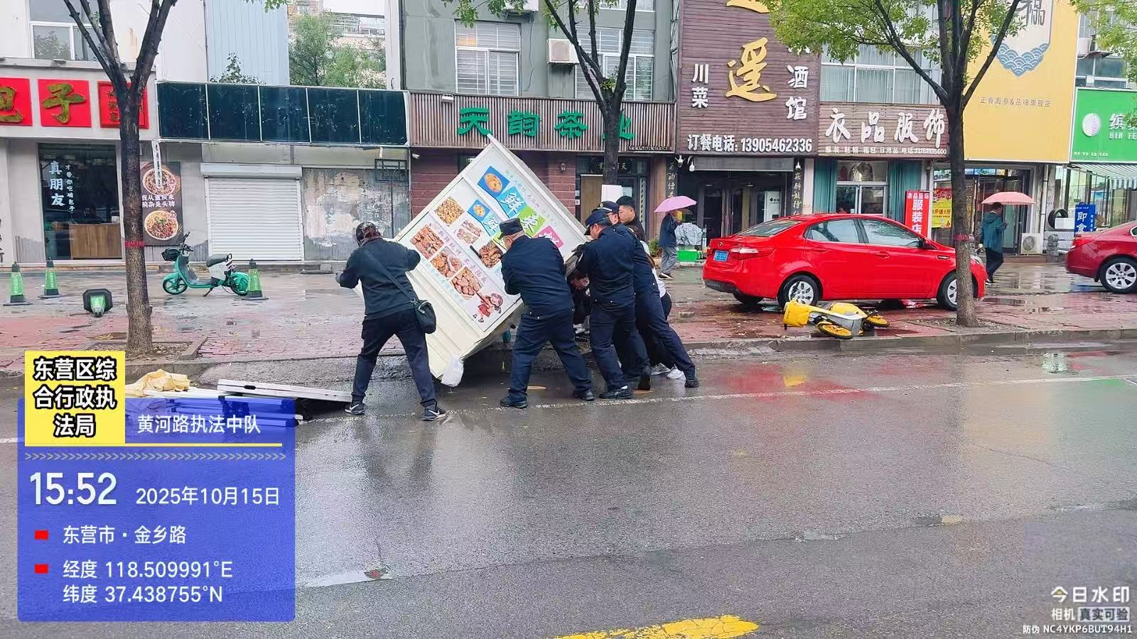 东营区综合行政执法局黄河路执法中队救助侧翻三轮车