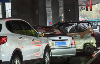 情报站|济南二环东路与花园路交叉口三车追尾，雨天出行注意安全