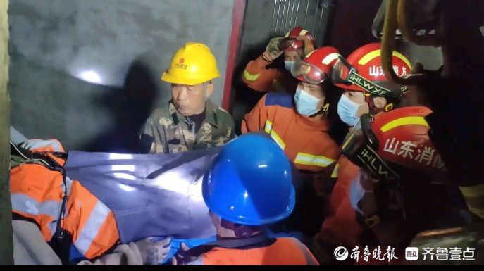 果然视频|受伤男子被困地下管道，众人合力施救