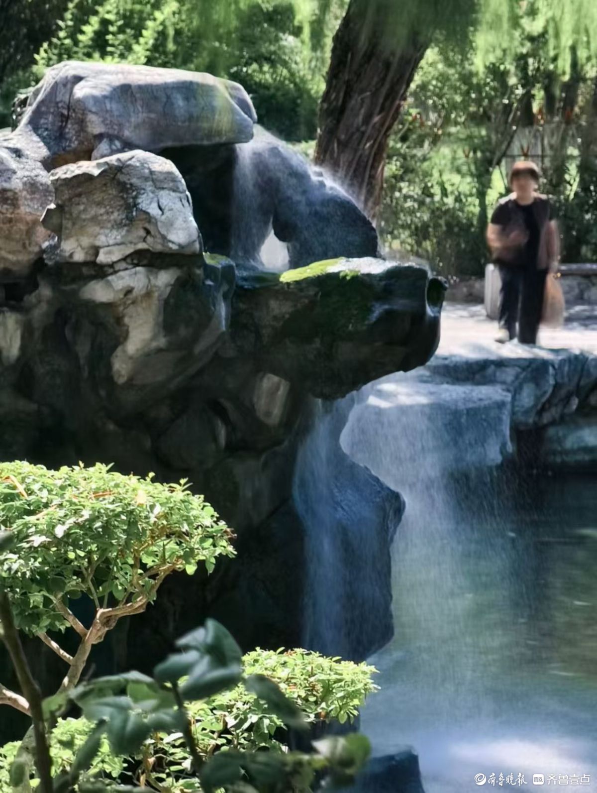 月牙泉飞瀑，五龙潭观鱼