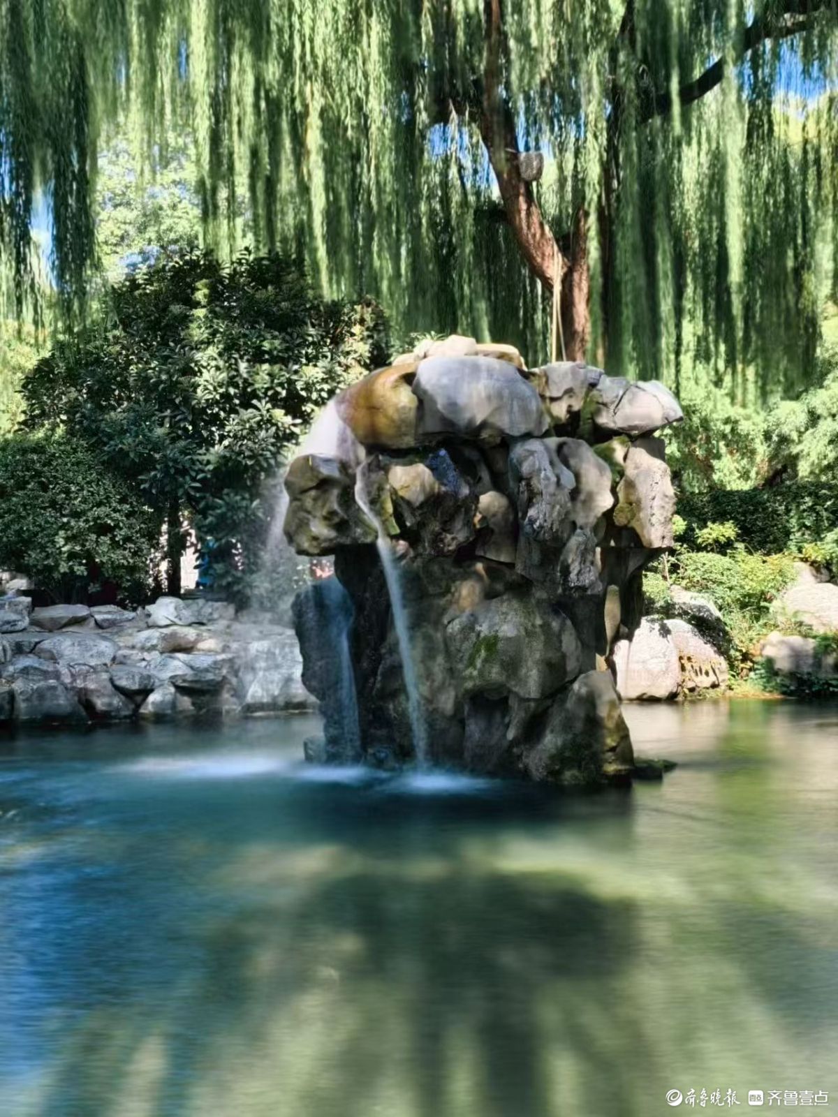 月牙泉飞瀑，五龙潭观鱼