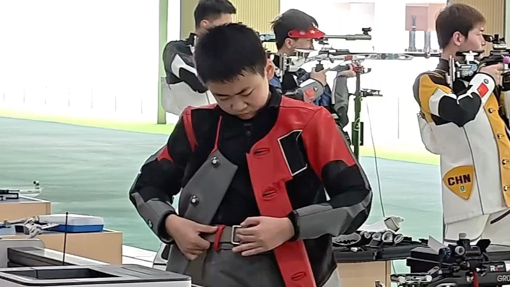 果然视频|“小孩哥”神枪手！身兼三项的四川选手李和润才读初中