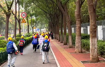 济南市市中区育秀小学 “300 米儿童友好路” 家校轮值守护