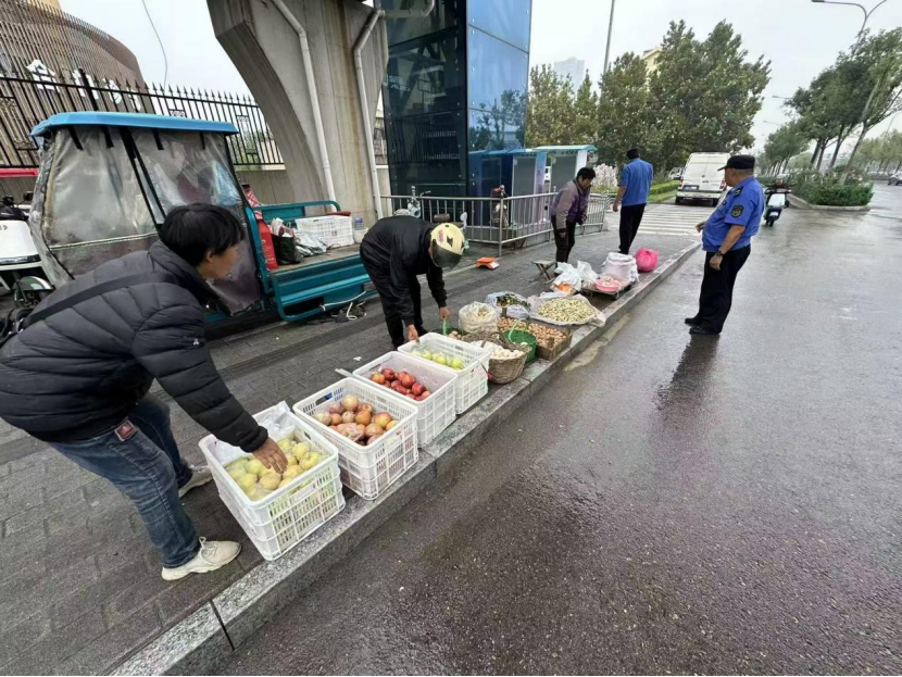 济南市中区十六里河：劝导占道经营，共建文明环境
