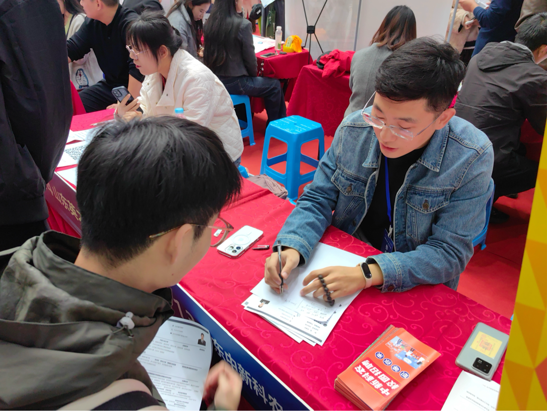 从“盲目投”到“精准选”！齐鲁工大双选会：求职者意愿锁定济南