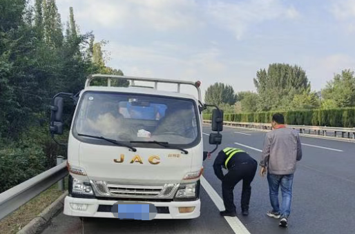 小货车在高速路上突然爆胎，交通执法人员及时出手解困境