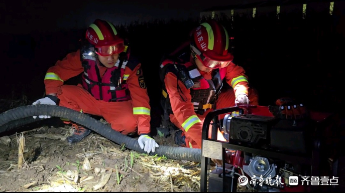 果然视频|玉米地因连续降雨出现积水情况，消防员迅速到场排涝