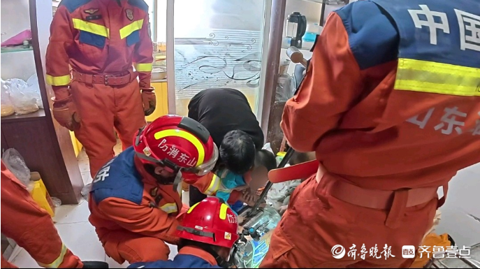 果然视频|一男童不慎被压面机“咬”手，消防员到场破拆施救
