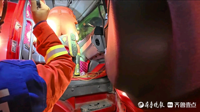 果然视频|两辆货车发生事故致一人被困，消防员破拆施救