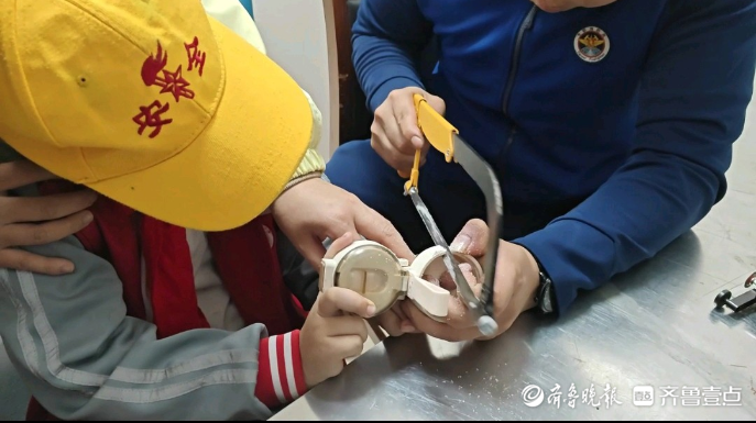 果然视频|男孩不慎手卡杯盖孔洞中，消防员耐心切割帮其脱困
