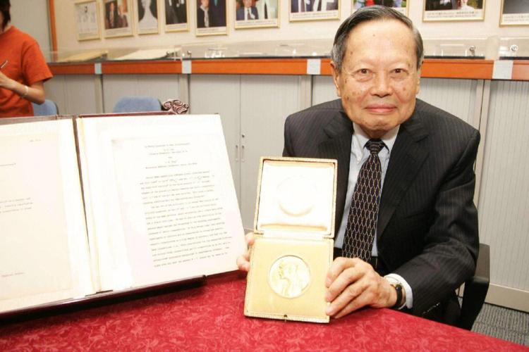 守望一座桥：杨振宁的百年求索